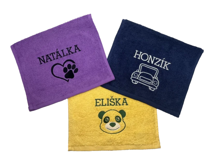 Ručník do školky se jménem a našim motivem - Barva: Tmavě šedá